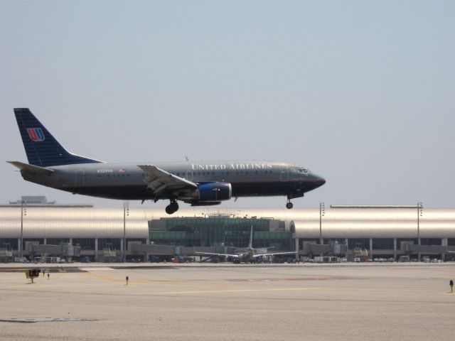 Boeing 737-700 (N328UA) - Landing on RWY 19R