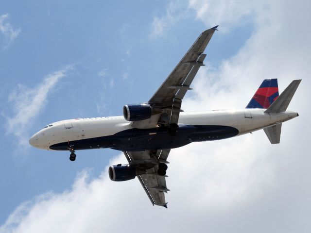 Airbus A320 (N325UA) - United Airlines.