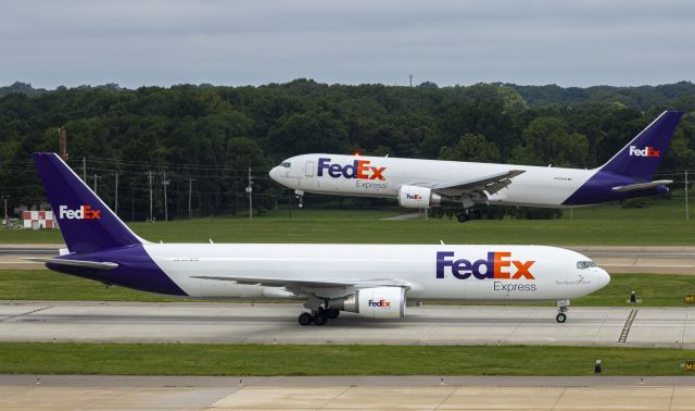 BOEING 767-300 (N179FE) - Early morning rush hour gave me lots of awesome double aircraft shots.