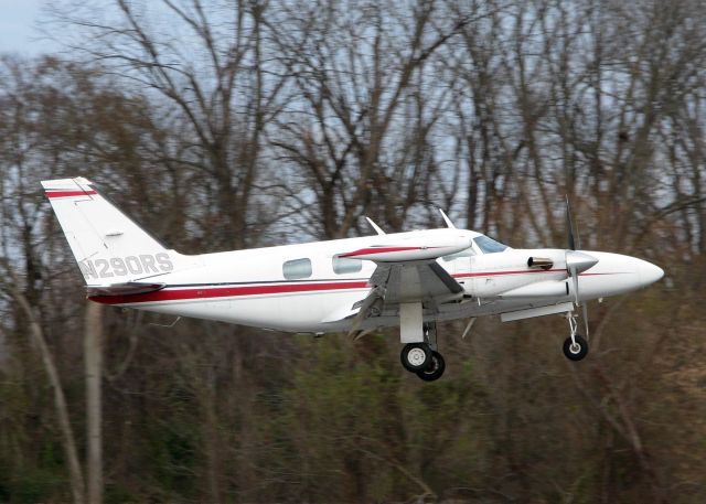 Piper Cheyenne (N290RS) - Landing at Shreveports Downtown Airport.