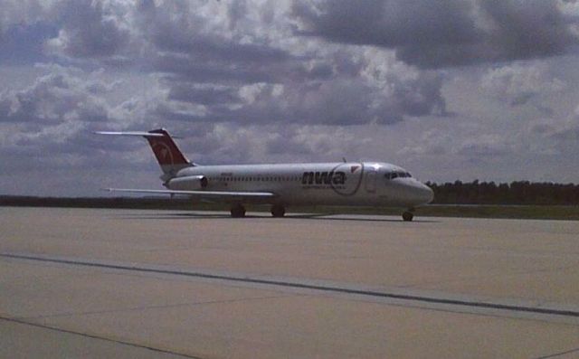 McDonnell Douglas DC-9-30 (N8945E)