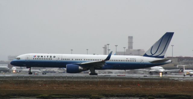 Boeing 757-200 (N589UA)