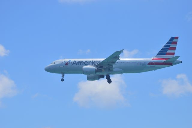 Airbus A320 (N124US)