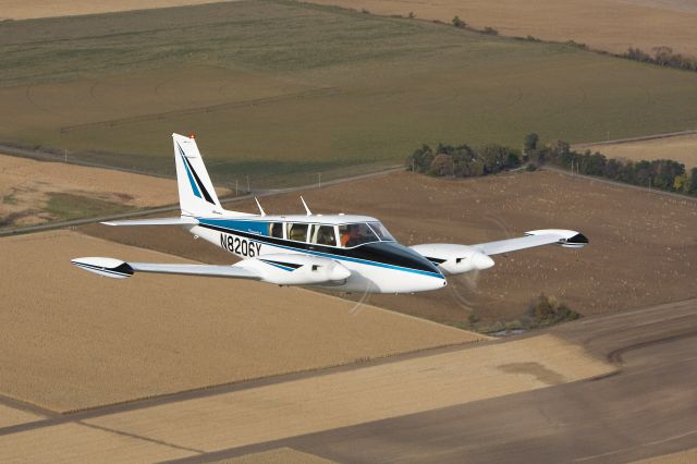 Piper PA-30 Twin Comanche (N8206Y)