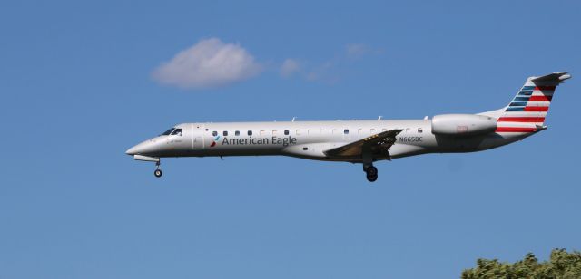 Embraer ERJ-145 (N665BC) - On short final is this 2004 American Airlines Eagle Embraer 145LR from the Spring of 2022.