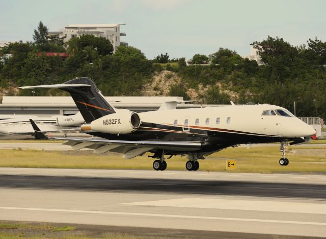 Bombardier Challenger 300 (N532FX)