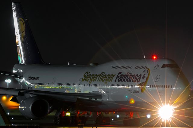 BOEING 747-8 (D-ABYI) - she doesnt switched of the headlight!!