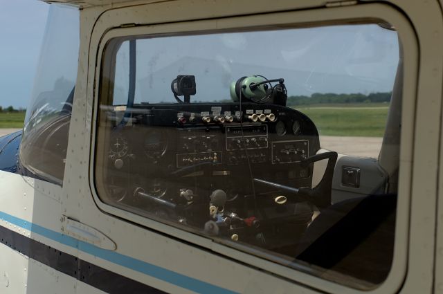 Cessna Skyhawk (N6858X) - COCKPIT VIEW OF A 1960 C172B