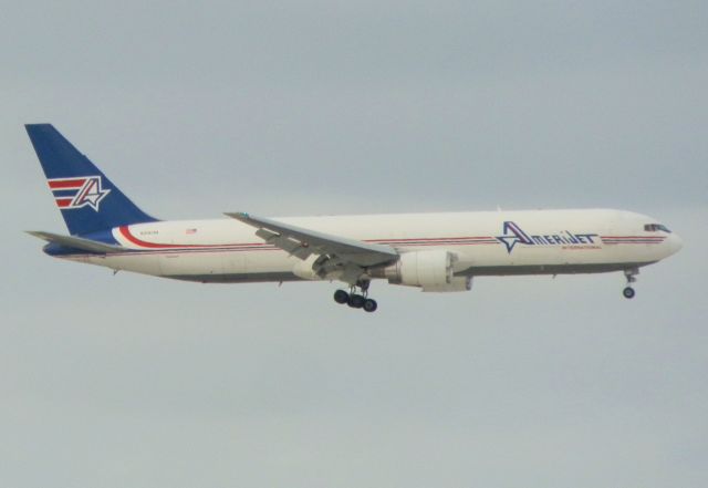 BOEING 767-300 (N319CM)