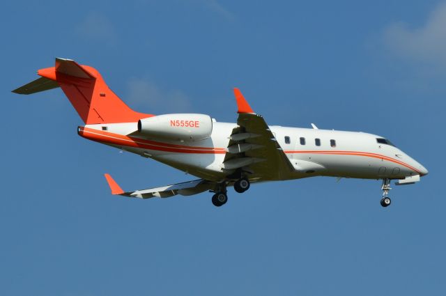 Bombardier Challenger 300 (N555GE) - CELLULAR SALES AVIATION OF TENNESSEE LLC on final at KCLT for the Belk College Kick-off football game between UT and WVU at Bank of America Stadium - 9/1/18