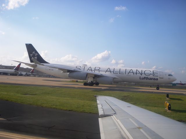 D-AIGC — - Lufthansa Star Alliance livery taxing for departure from KATL