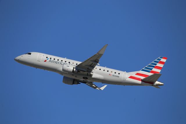 Embraer 170/175 (N216NN)