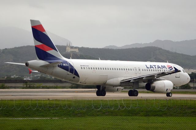 Airbus A320 (PT-MZL)