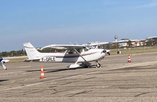 Cessna Skyhawk (F-GRLE)