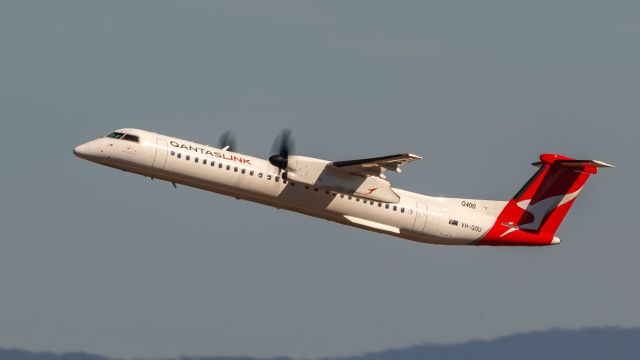 de Havilland Dash 8-400 (VH-QOU)