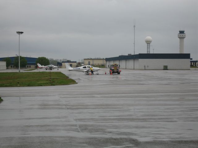 Cirrus SR-20 (N232SR) - Huntsville International Airport  SatsAIR  Nwe tower in the background.