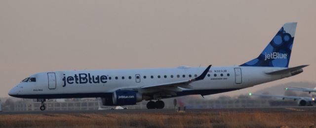 Embraer ERJ-190 (N323JB)