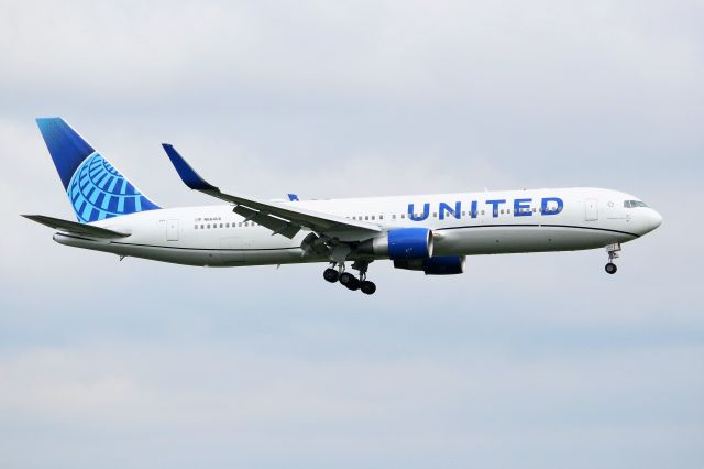 BOEING 767-300 (N664UA) - UNITED 938