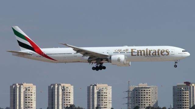 BOEING 777-300 (A6-ENR) - 25/02/2023:br /Flight from Abu-Dhabi (AUH) upon landing on runway 12.