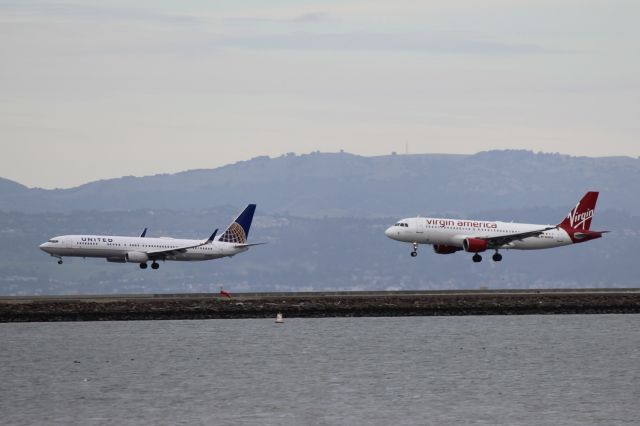 Airbus A320 (N640VA) - Parallel landing with United Boeing 737-900 (N69885)