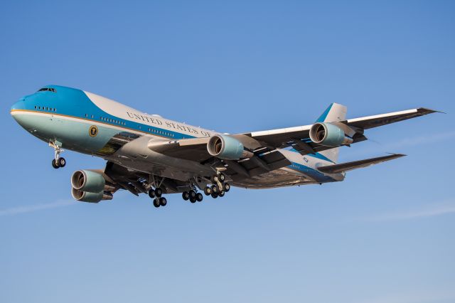 Boeing 747-200 (82-8000)