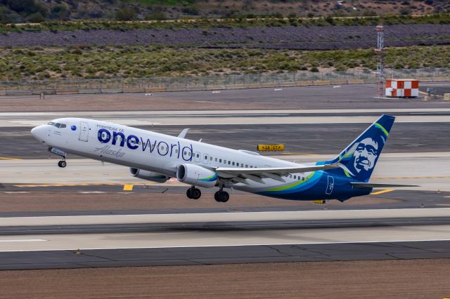 Boeing 737-900 (N491AS) - An Alaska Airlines 737-900 in Oneworld special livery taking off from PHX on 2/13/23, the busiest day in PHX history, during the Super Bowl rush. Taken with a Canon R7 and Canon EF 100-400 II L lens.