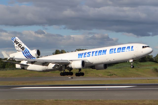 Boeing MD-11 (N412SN) - Landing from the north on 15-33