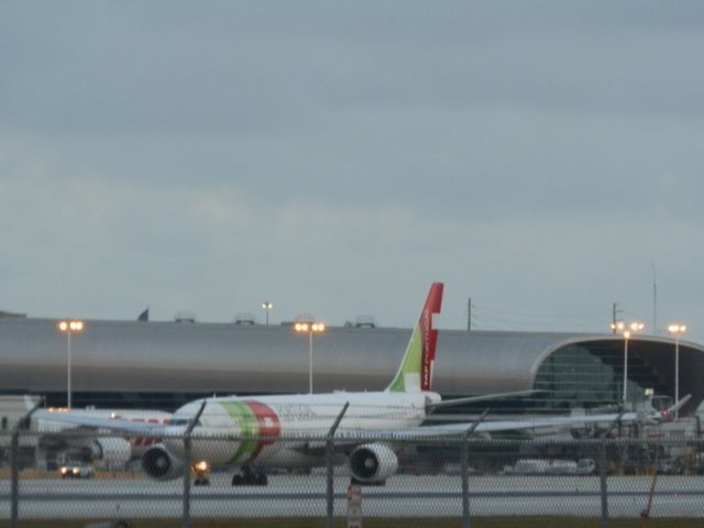 Airbus A330-200 (CS-TOG)