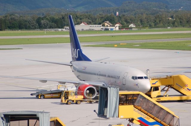 BOEING 737-600 (LN-RRR)