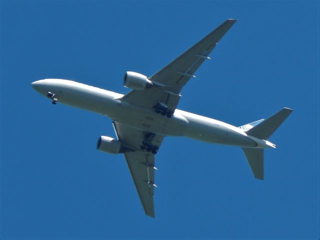 Boeing 777-200 (N77019) - N77019, A 2007 Boeing B777-200, flies over my house in May 2021.