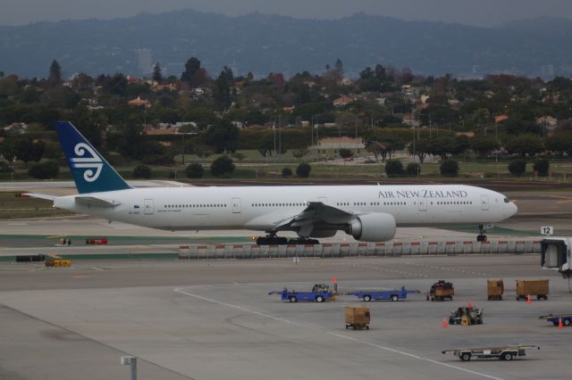 BOEING 777-300ER (ZK-OKO)