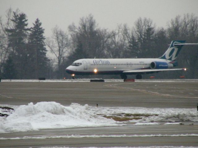 Boeing 717-200 (N983AT) - Citrus 1521, an AirTran Airways Boeing 717, blurred by a light snow squall rolling on RWY 22 at Blue Grass Airport (KLEX) leaving the snow for Orlando International (KMCO)...