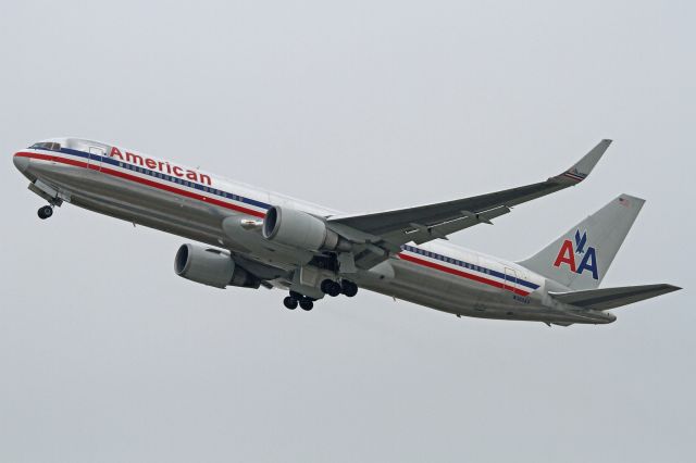 BOEING 767-300 (N389AA)