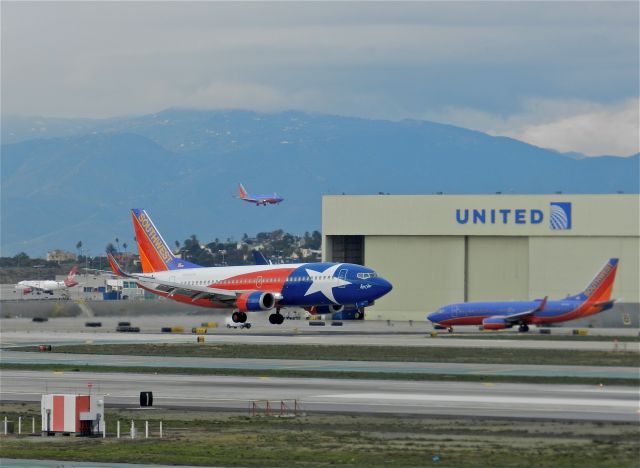 Boeing 737-700 (N352SW)