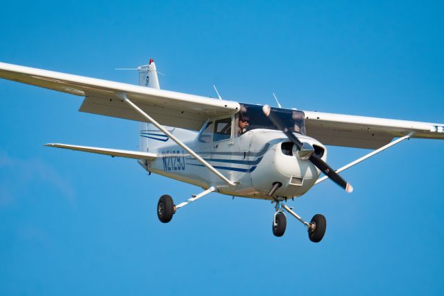 Cessna Skyhawk (N2129J) - Cessna N2129J lands to the west during a dual flight and apparent pattern work at CKZ in Perkasie, Pennsylvania