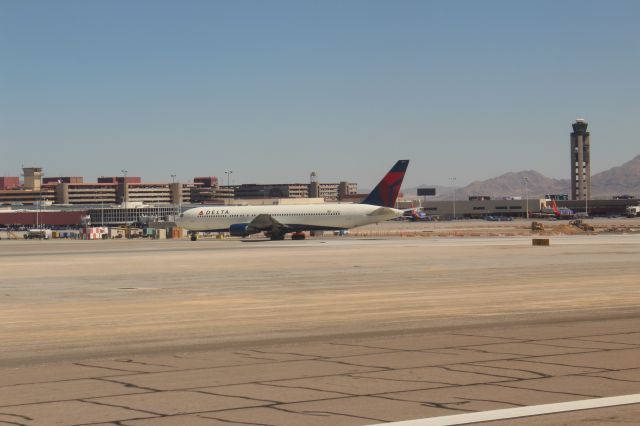 BOEING 767-300 (N124DE) - Taxiing 