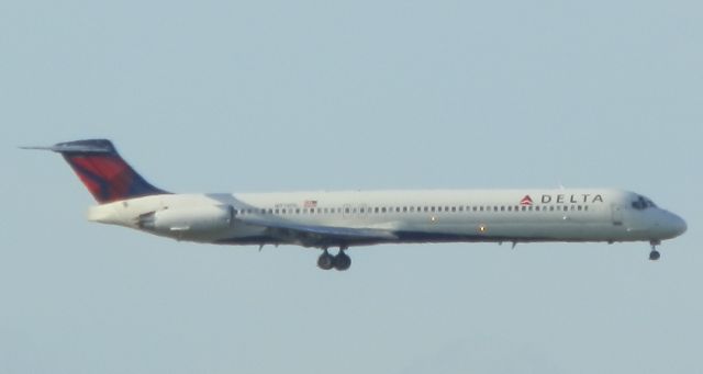 McDonnell Douglas MD-88 (N976DL)