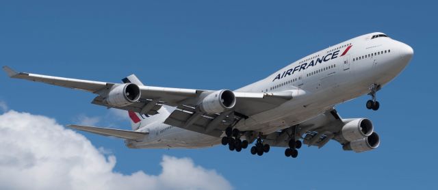 Boeing 747-400 (F-GITD) - Cleared to land RWY 23