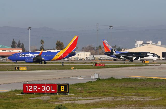 Boeing 737-700 (N7733B) - With the close of a partnership this year, a very rare meet of southwest liveries. The reason this is rare is that there are only a few of the new paint aircraft out and the Shamu 737s are getting repainted and it might even happen this month. This is likely the first and only time these two paint schemes are back to back and N715SWs future is in the new blue.