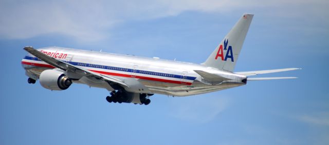 Boeing 777-200 (N759AN) - Take Off 25L
