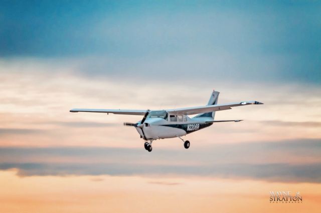 Cessna Centurion (N2206R) - Short final