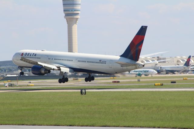 BOEING 767-400 (N827MH)