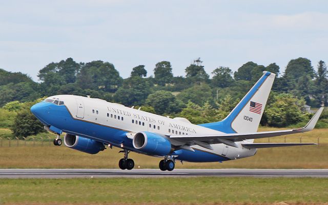 Boeing 737-700 (01-0040) - "sam477" usaf c-40b 01-0040 dep shannon 21/6/18.