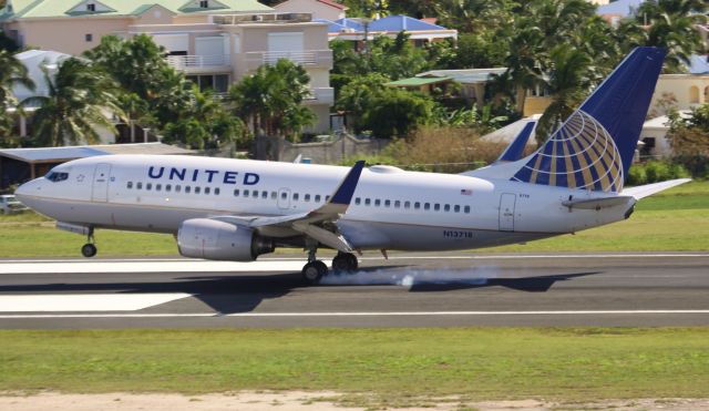 Boeing 737-700 (N13718)