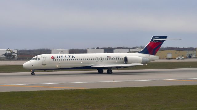 Boeing 717-200 (N990AT) - Delta Boeing 717-23S N990AT in Detroit 