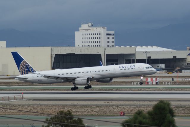 BOEING 757-300 (N57864) - United Airlines B757-33N