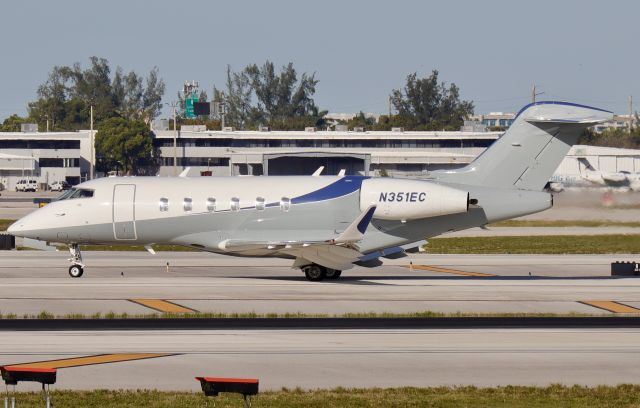 Canadair Challenger 350 (N351EC)