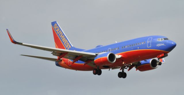 Boeing 737-700 (N448WN) - The "Spirit of Kitty Hawk" landing on 12R at KHOU