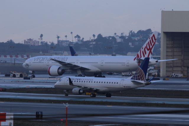 BOEING 777-300ER (VH-VOZ)