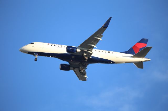 EMBRAER 175 (long wing) (N311SY)